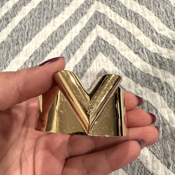 LOUIS VUITTON essential v cuff